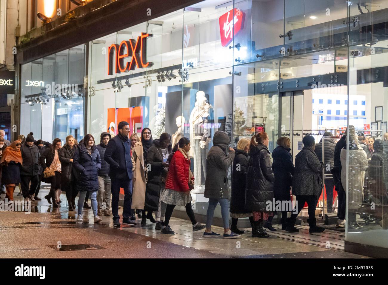 CARDIFF, PAYS DE GALLES - 27 DÉCEMBRE : les clients font la queue dès les premières heures du matin pour la prochaine vente post-Noël sur la rue Queen sur 27 décembre 2022 Banque D'Images