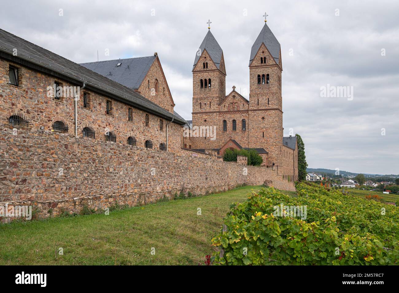 RUEDESHEIM, ALLEMAGNE - 8 OCTOBRE 2021 : Abbaye de Ruedesheim dans les vignobles de la vallée du Rhin sur 8 octobre 2021 en Allemagne Banque D'Images