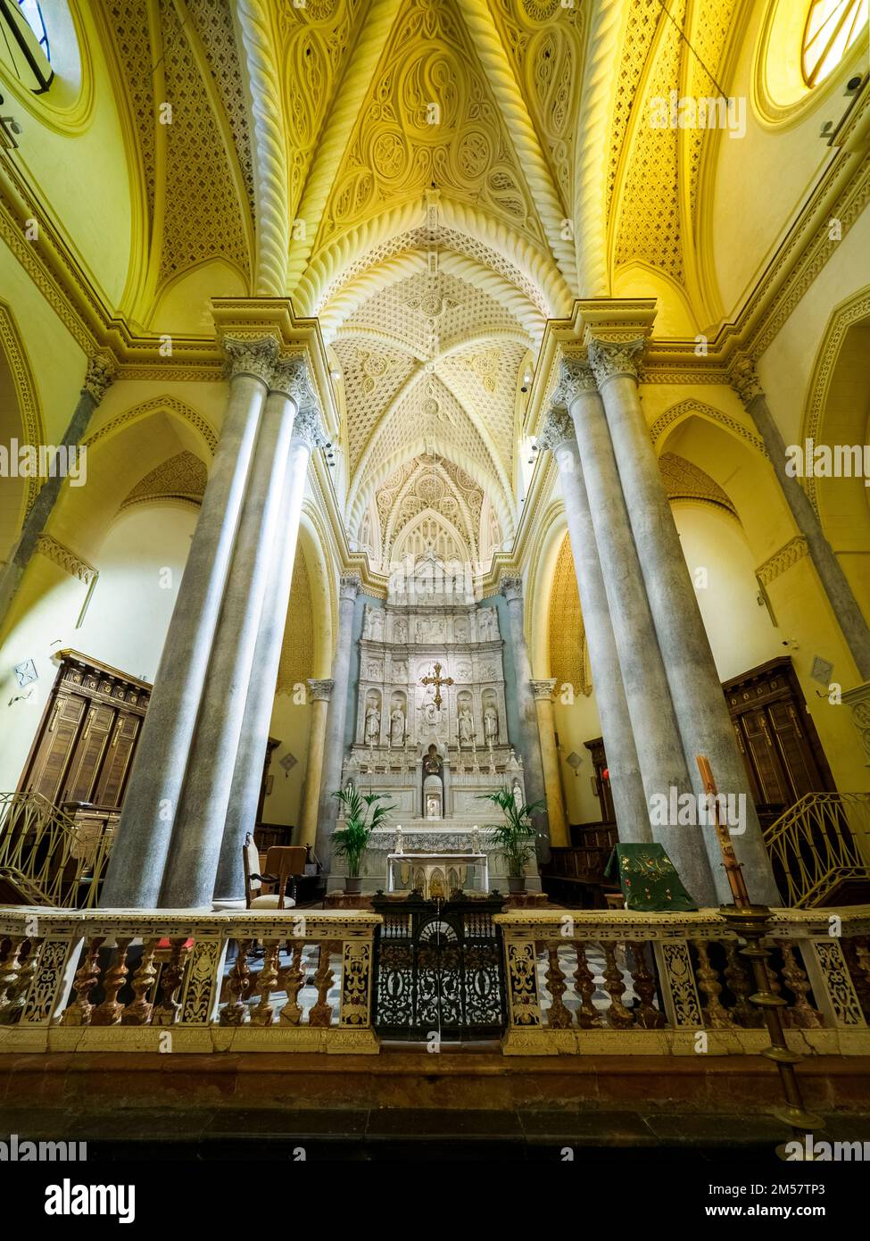Autel principal dans l'abside. Le retable en marbre est l'oeuvre de Giuliano Mancino (1513) - la Cathédrale royale (le vrai Duomo) d'Erice - Sicile, Italie Banque D'Images