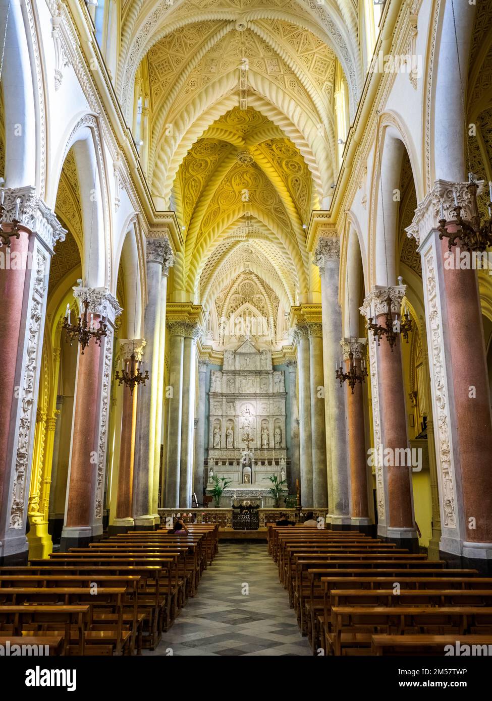 Nave centrale de la Cathédrale Royale (Real Duomo) dans la ville médiévale d'Erice - Sicile, Italie Banque D'Images