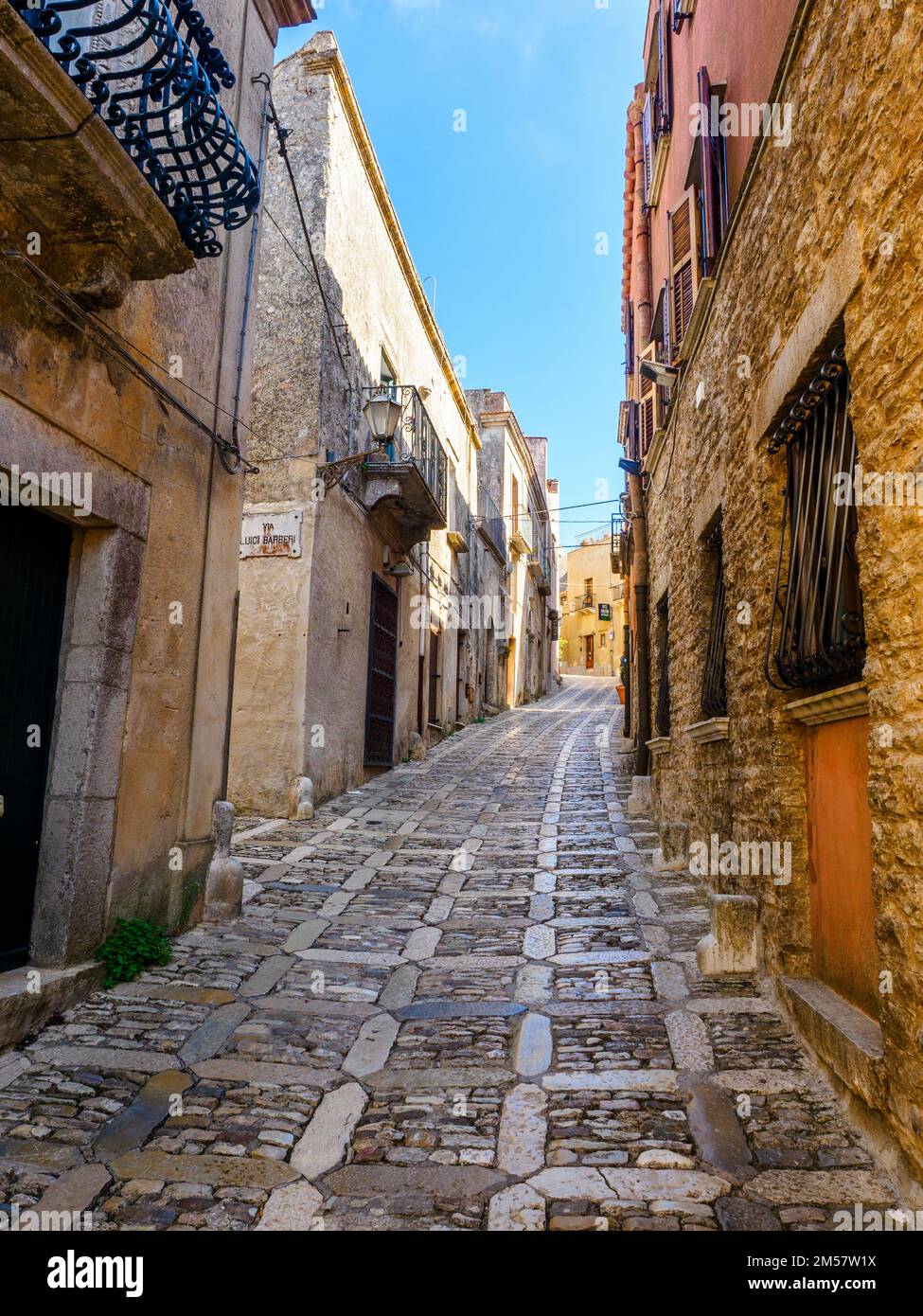 Rue pavée dans la ville médiévale d'Erice - Sicile, Italie Banque D'Images