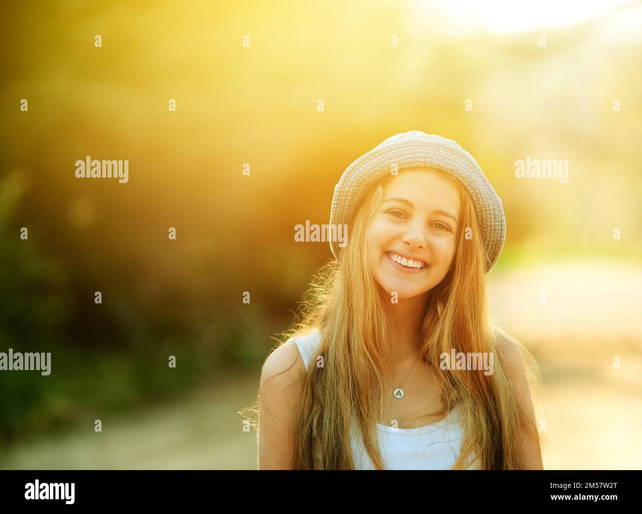 Les expériences en plein air augmentent les sentiments de bonheur et de santé. une jeune femme sur un arbre s'est enraguée dans la campagne. Banque D'Images