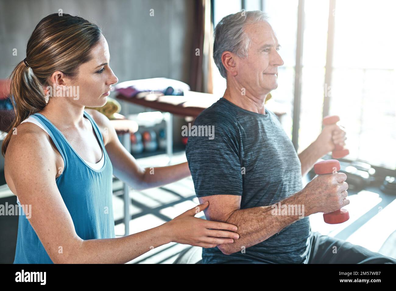 Une bonne santé est importante à tout âge. un homme âgé qui travaille avec son physiothérapeute. Banque D'Images