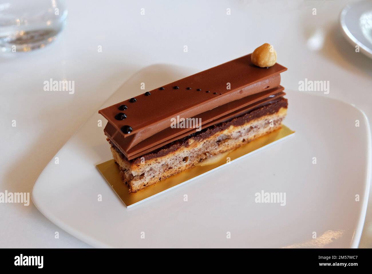 Gros plan sur le gâteau au chocolat de l'opéra français Banque D'Images
