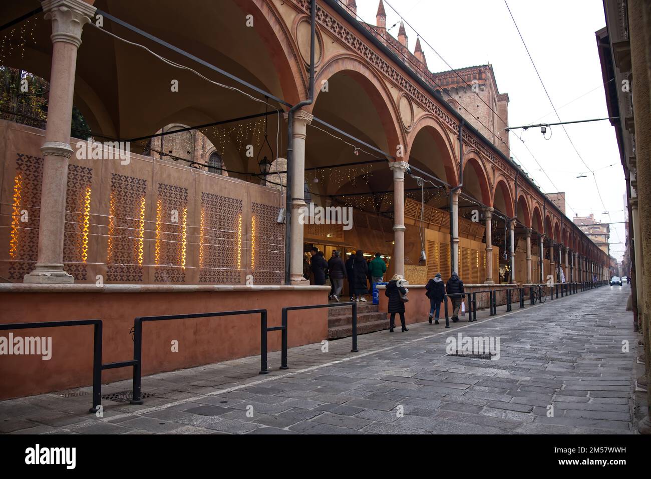 Marché de la rue de Noël de Santa Lucia, Chiesa dei servi, à Bologne. Italie Banque D'Images