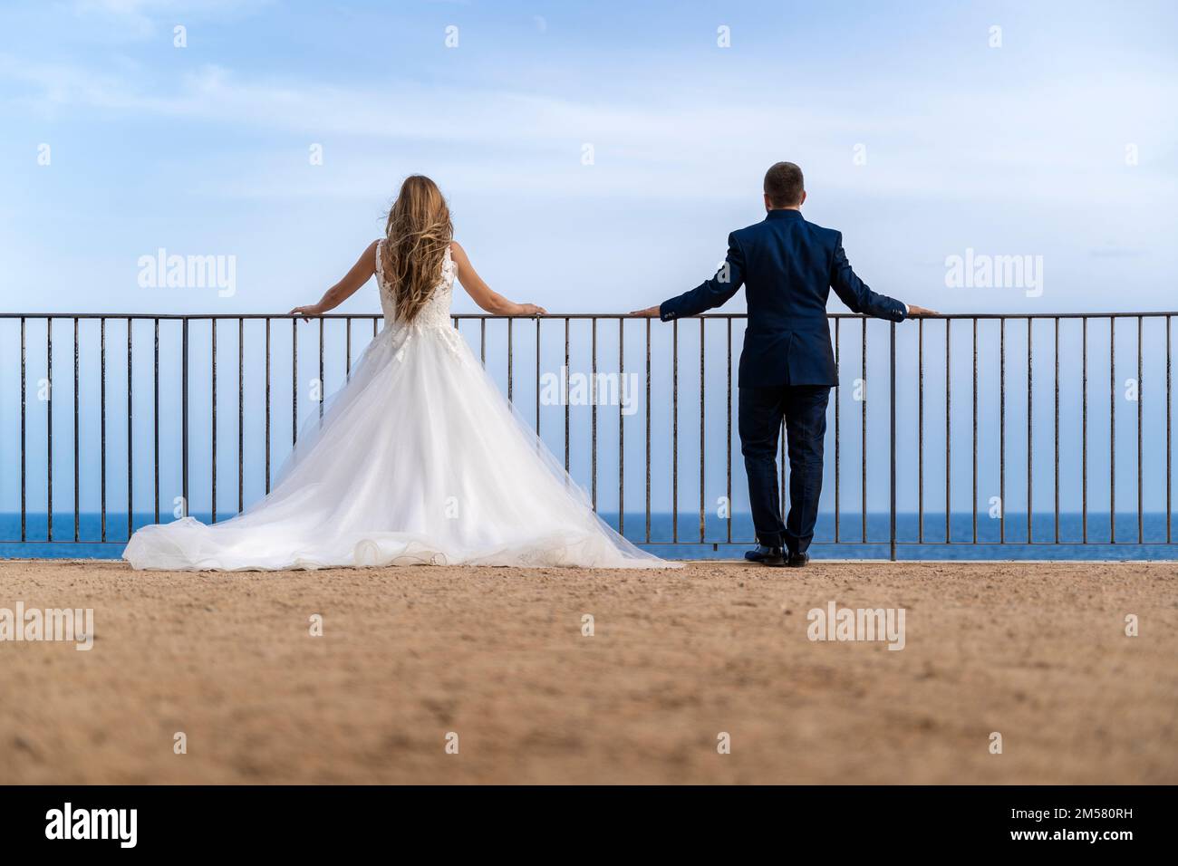 Portrait d'un couple nouvellement mariés avec la mer et le ciel en arrière-plan Banque D'Images