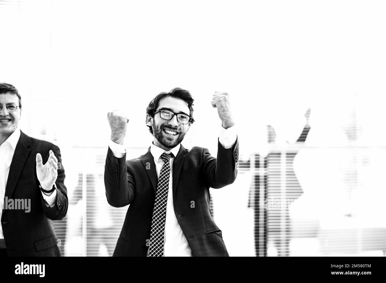 gros plan. une équipe d'affaires jubilante fête dans le nouveau bureau. photo en noir et blanc. Banque D'Images