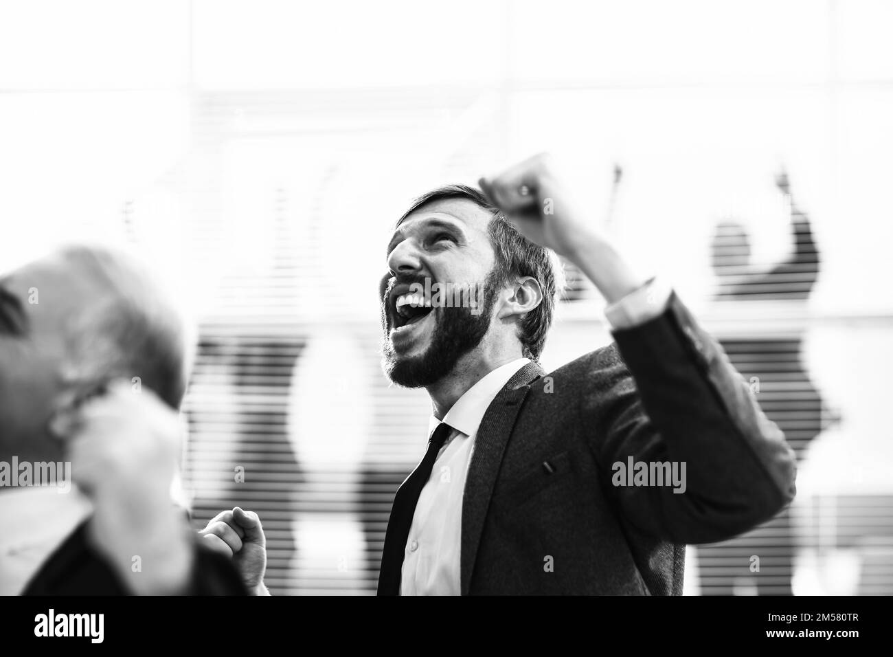 gros plan. une équipe d'affaires jubilante fête dans le nouveau bureau. photo en noir et blanc. Banque D'Images