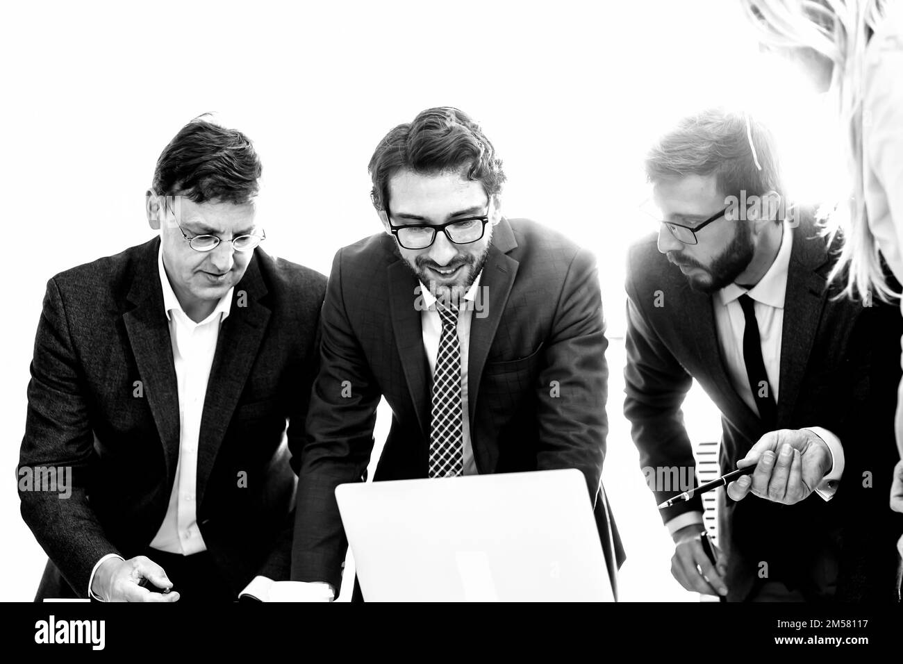 gros plan. collègues professionnels discutant des informations en ligne. photo en noir et blanc. Banque D'Images