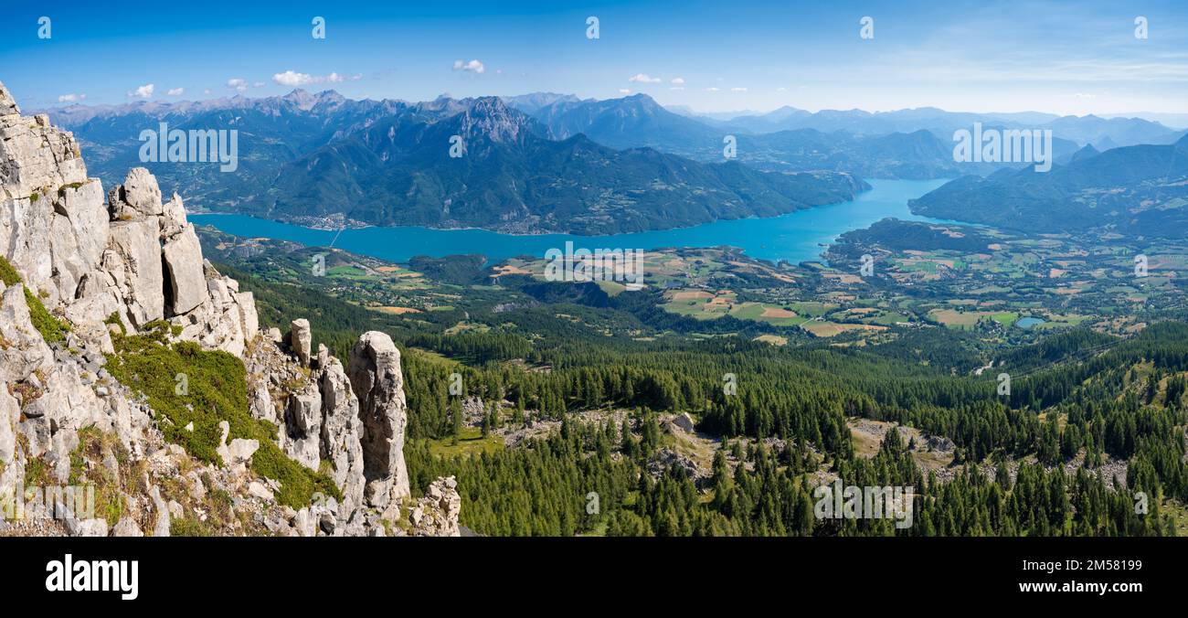 Vue d'été sur le lac de serre-Poncon depuis le parc national des Ecrins (aiguilles de Chabrieres) dans les Hautes-Alpes. Vue en hauteur sur la vallée de la Durance (Alpes). France Banque D'Images