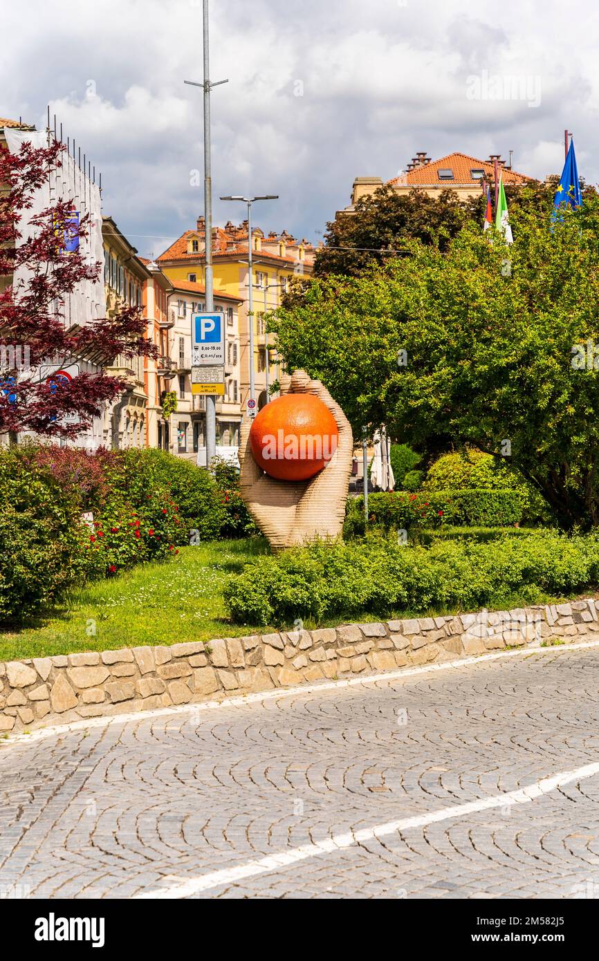 Main tenant une orange, monument dédié à la bataille des oranges, tradition du Carnaval d'Ivrea, Piémont, Italie Banque D'Images