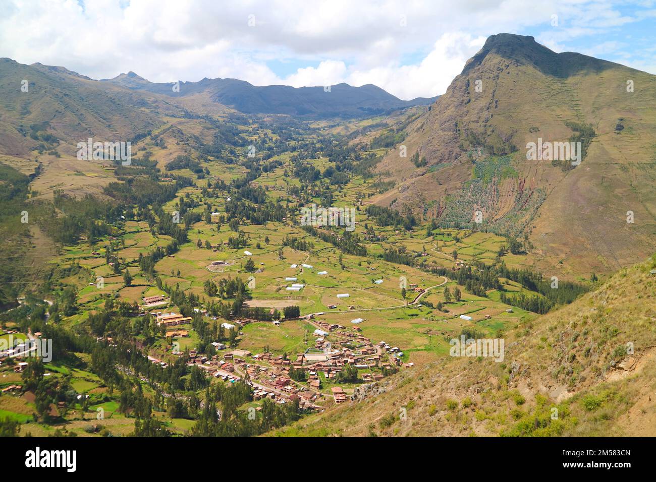 Vue aérienne panoramique incroyable de la Vallée Sacrée des Incas, région de Cusco, Pérou, Amérique du Sud Banque D'Images