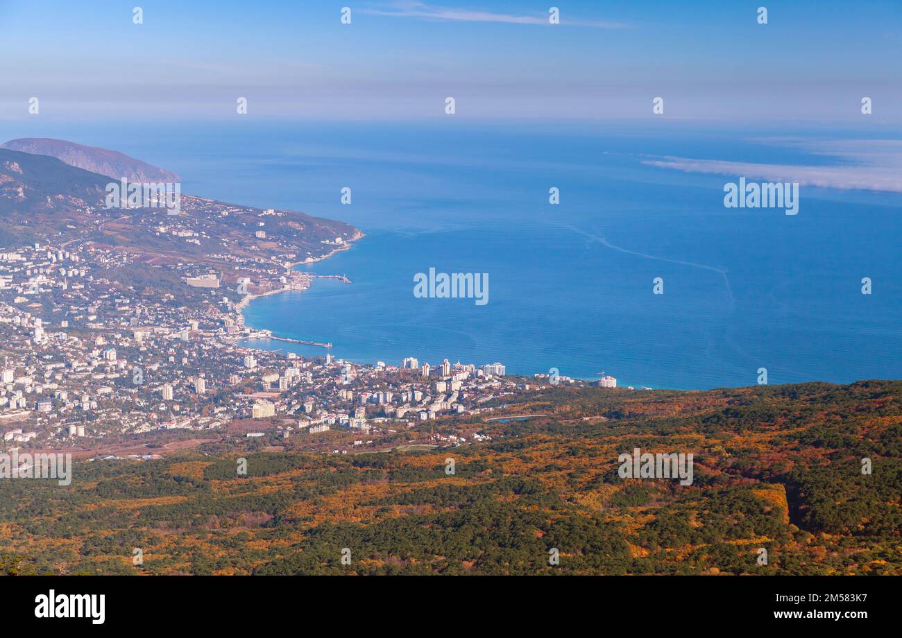 Paysage de montagne avec la côte sud de la Crimée. Côte de la mer Noire par jour d'été Banque D'Images