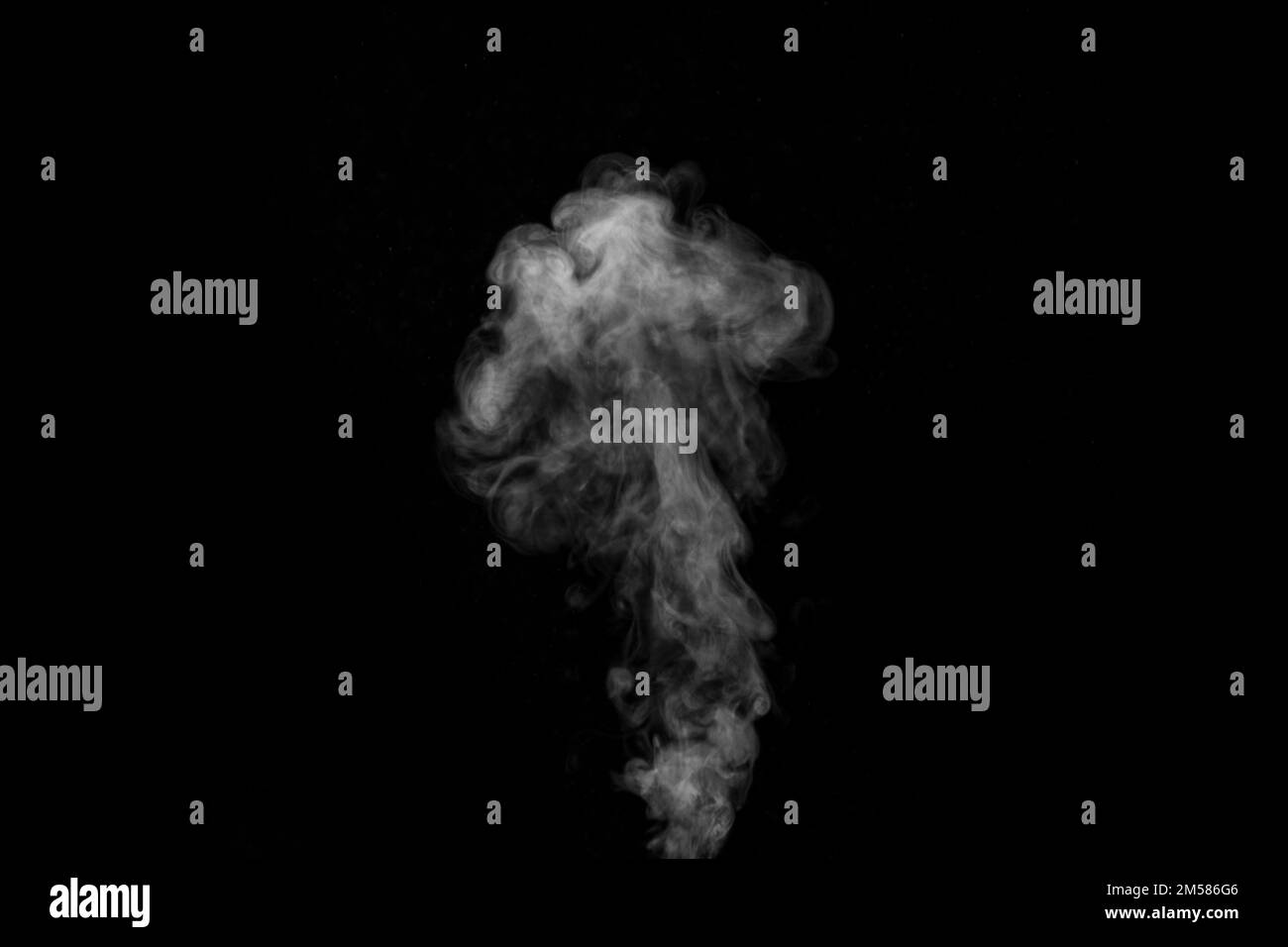 La vapeur de fumée blanche qui s'élève est isolée sur un arrière-plan noir pour se superposer sur vos photos. Fond fumé. Elément de conception Banque D'Images