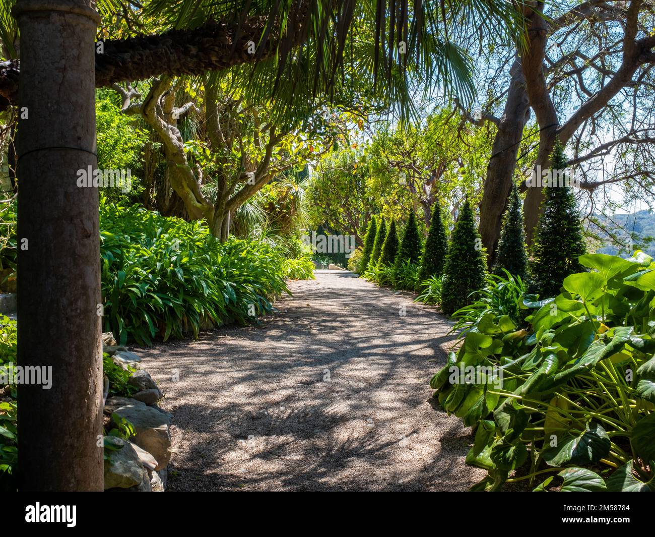 Saint-Jean-Cap-Ferrat - 3 mai 2022 : une des allées de la Villa Ephrussi de Rothschild. Pris lors d'une journée de printemps ensoleillée sans personne Banque D'Images