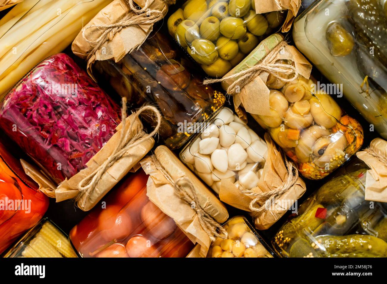 Bocaux en verre de différents produits de conservation. Légumes de saison savoureux Banque D'Images