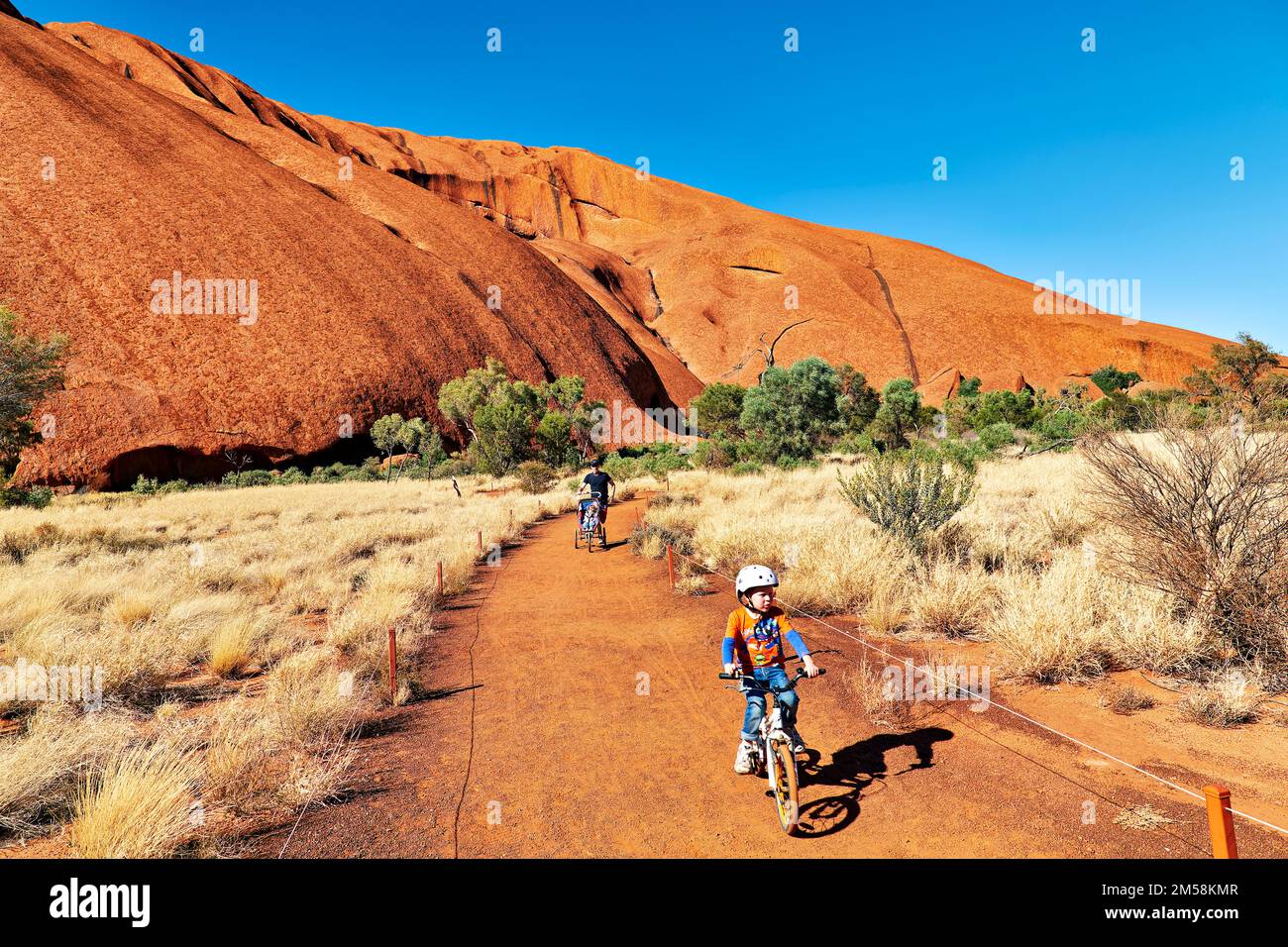 Promenade en vélo autour d'Uluru Ayers Rock. Territoire du Nord. Australie Banque D'Images