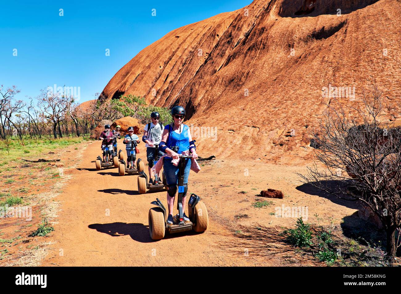 Segway autour d'Uluru Ayers Rock. Territoire du Nord. Australie Banque D'Images