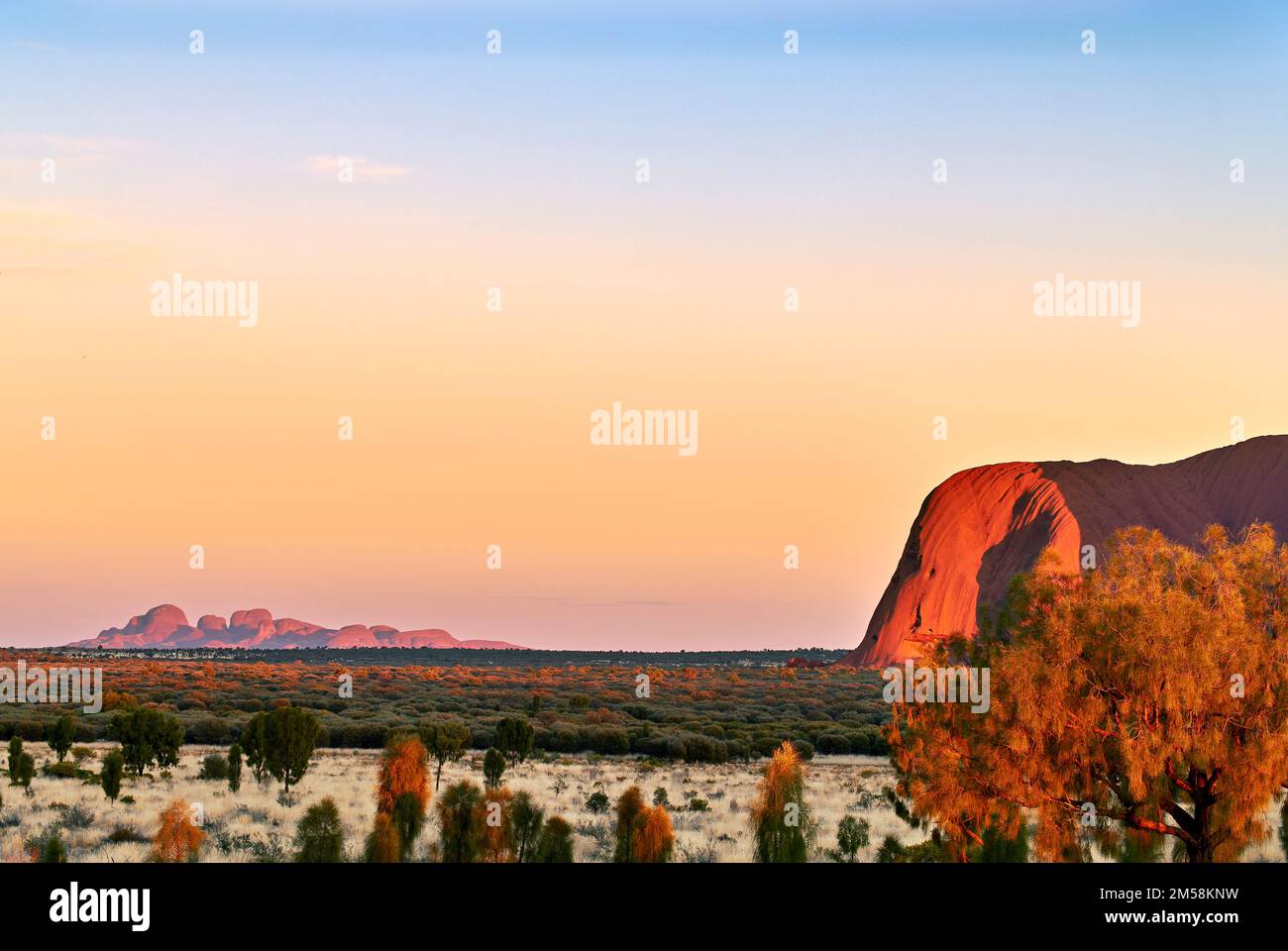 Lever du soleil à Olgas Kata Tjuta et Uluru Ayers Rock. Territoire du Nord. Australie. Banque D'Images