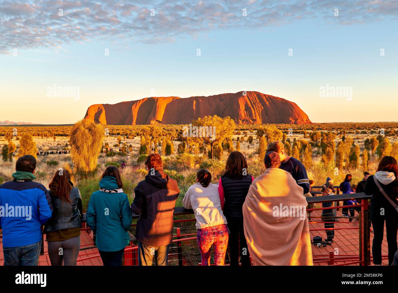 Les gens attendent le lever du soleil à Uluru Ayers Rock. Territoire du Nord. Australie Banque D'Images