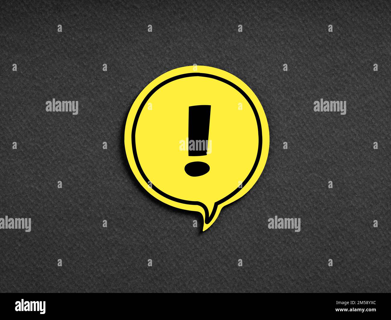 Point d'exclamation sur la bulle de dialogue jaune sur fond noir. Attention, attention, avertissement, alerte ou danger. Banque D'Images