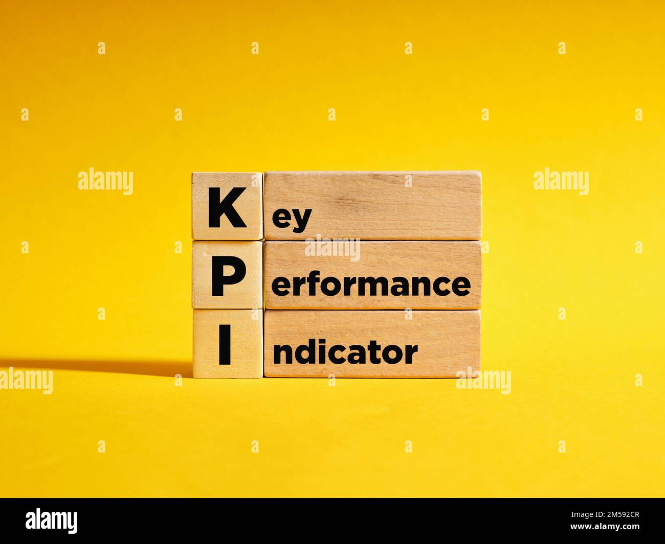 Cubes en bois avec l'abréviation indicateur de performance clé KPI. Concept d'entreprise. Banque D'Images