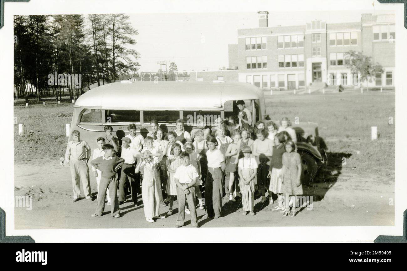 Membres avec bus après compétition. Région des Plaines centrales (Kansas City, Mo). Impression photographique. Département de l'intérieur. Bureau des affaires indiennes. Agence de Red Lake. 1964-. Photographies Banque D'Images