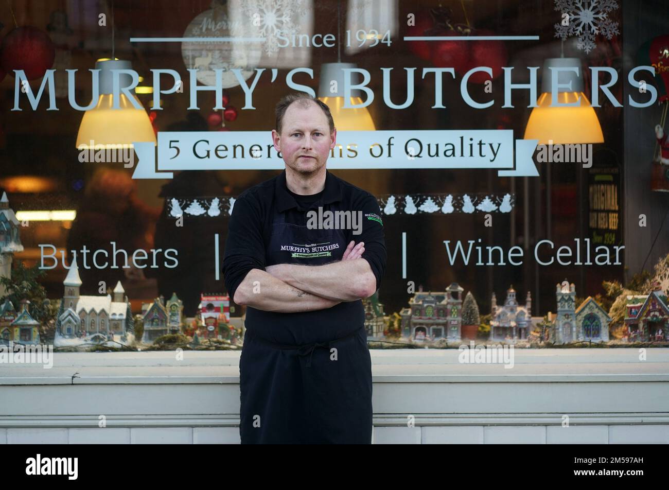 Le boucher James Murphy à Murphy's Butchers à Tullow, Co. Carlow. La hausse des coûts énergétiques est « la seule partie visible de l'iceberg » de l'augmentation des coûts que les boucheries à travers le pays sont forcées d'absorber, a déclaré un boucher familial. Date de la photo: Vendredi 23 décembre 2022. Banque D'Images