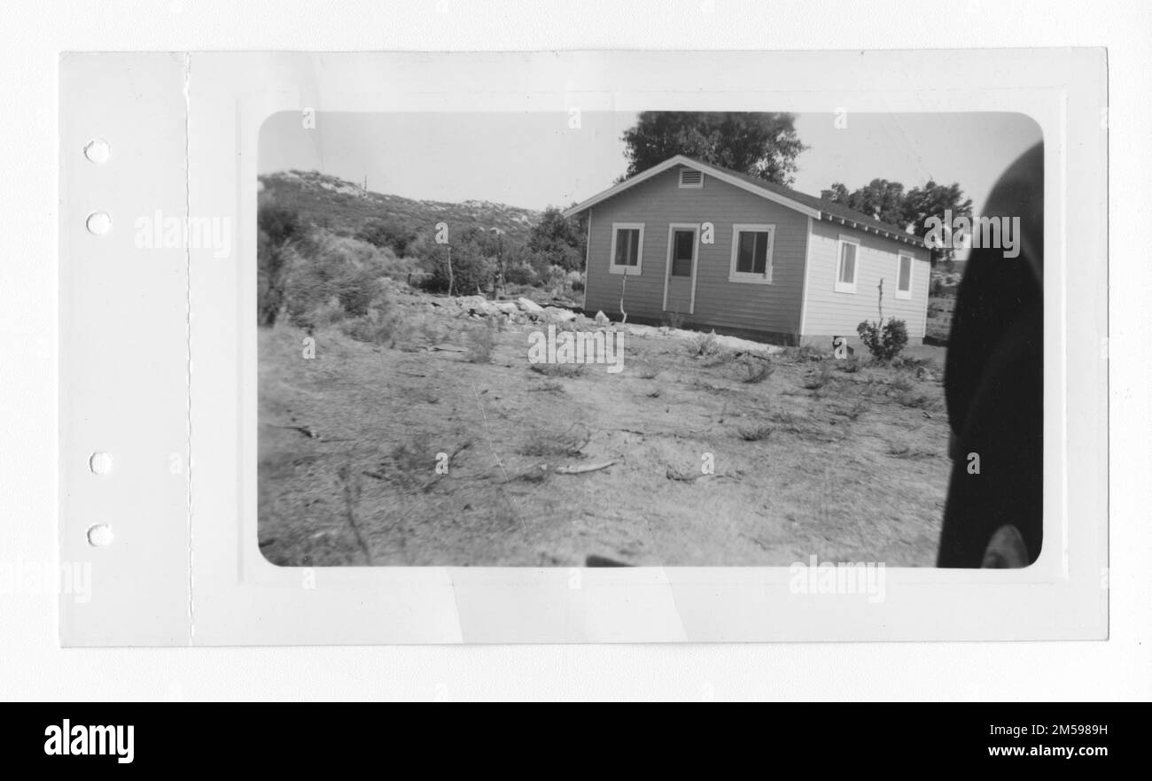 Légende originale: 'C'est la nouvelle maison d'Andrew Cuero sur la réserve Manzanita, mais pas un bon 'prendre'. 29 juin 1937.'. 1936 - 1942. Région du Pacifique (Riverside, CA). Impression photographique. Département de l'intérieur. Bureau des affaires indiennes. Agence de la mission. 11/15/1920-6/17/1946. Photographies Banque D'Images