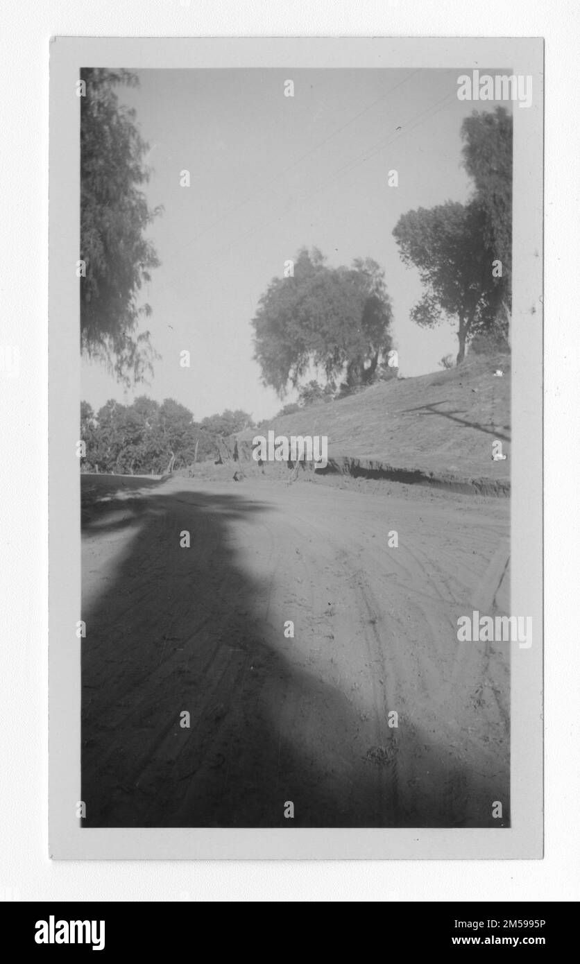Légende originale: 'Soboba - route passant devant la maison de Pauline Lugo.'. 1936 - 1942. Région du Pacifique (Riverside, CA). Impression photographique. Département de l'intérieur. Bureau des affaires indiennes. Agence de la mission. 11/15/1920-6/17/1946. Photographies Banque D'Images