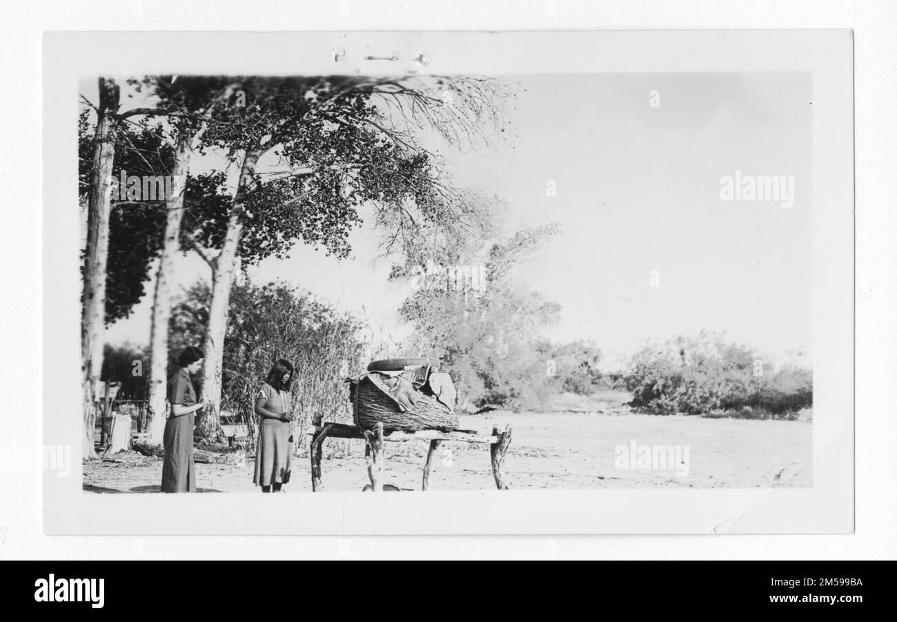 Légende originale: 'Panier de provisions de nourriture '. 1936 - 1942. Région du Pacifique (Riverside, CA). Impression photographique. Département de l'intérieur. Bureau des affaires indiennes. Agence de la mission. 11/15/1920-6/17/1946. Photographies Banque D'Images