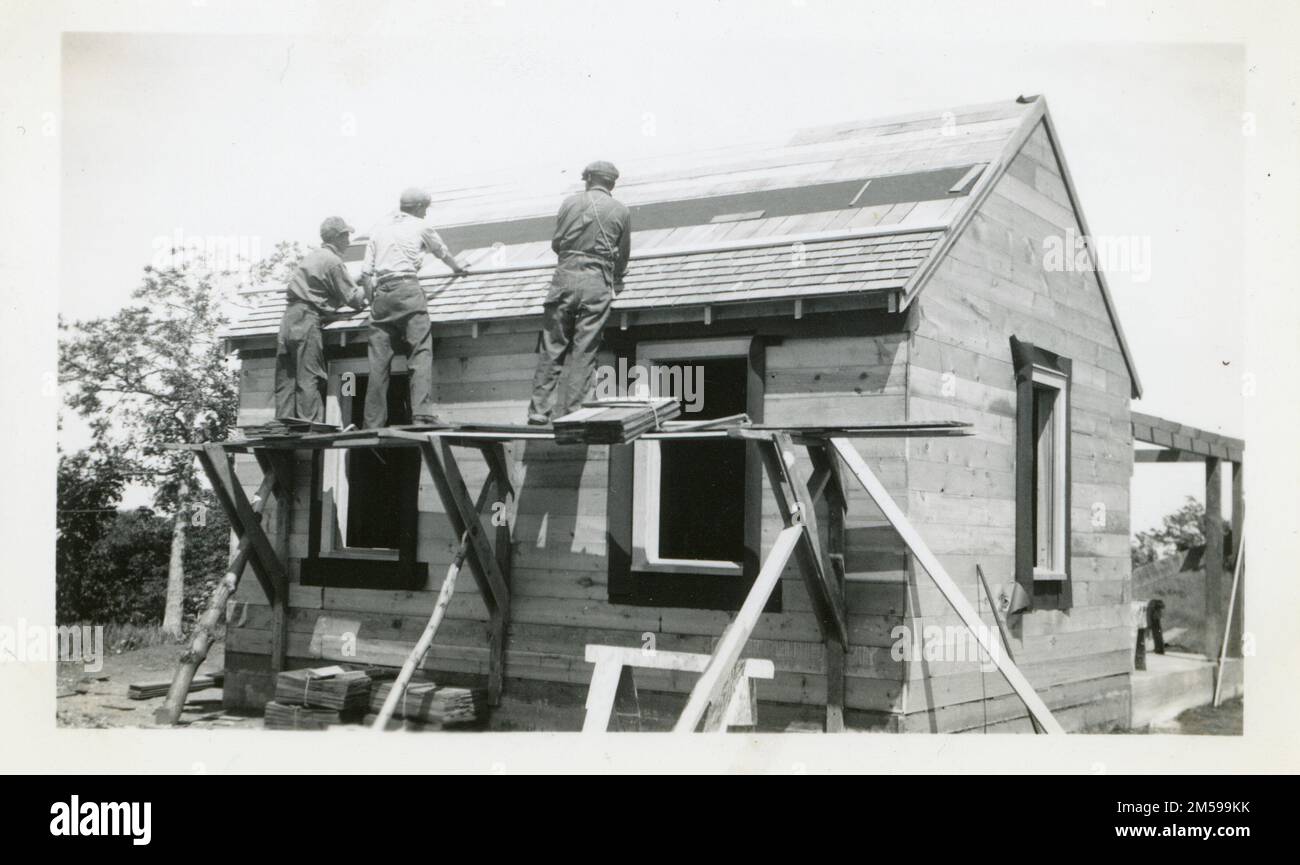 Hommes Shingling Daniel Greeley's New Home. 1920 - 1965. Région des Plaines centrales (Kansas City, Mo). Impression photographique. Département de l'intérieur. Bureau des affaires indiennes. Agence Sisseton. 9/17/1947-. Photographies Banque D'Images