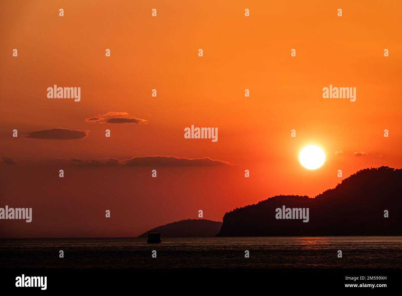 le soleil couchant sur les montagnes avec vue sur la mer. Banque D'Images