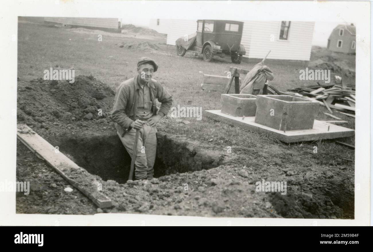 Homme creusage toilette Pit. 1920 - 1965. Région des Plaines centrales (Kansas City, Mo). Impression photographique. Département de l'intérieur. Bureau des affaires indiennes. Agence Sisseton. 9/17/1947-. Photographies Banque D'Images