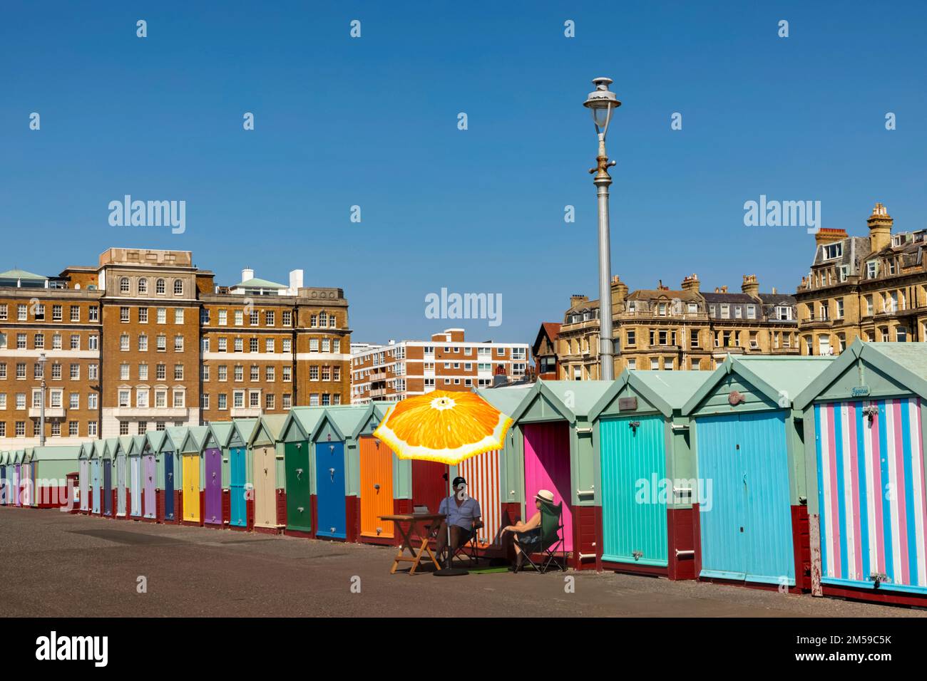 Angleterre, East Sussex, Brighton, Hove, Row of Colorful Beach huts *** Légende locale *** Royaume-Uni,Grande-Bretagne,Angleterre,Angleterre,Anglais,Briti Banque D'Images