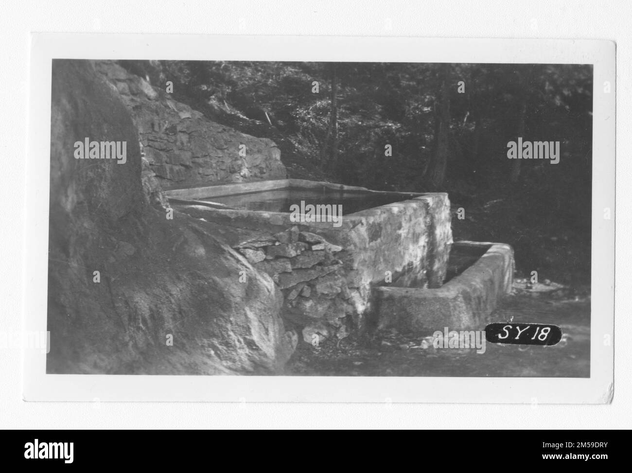 Légende originale: 'E.C.W. Santa Ysabel. Bac de stockage et réservoir d'incendie.'. 1936 - 1942. Région du Pacifique (Riverside, CA). Impression photographique. Département de l'intérieur. Bureau des affaires indiennes. Agence de la mission. 11/15/1920-6/17/1946. Photographies Banque D'Images