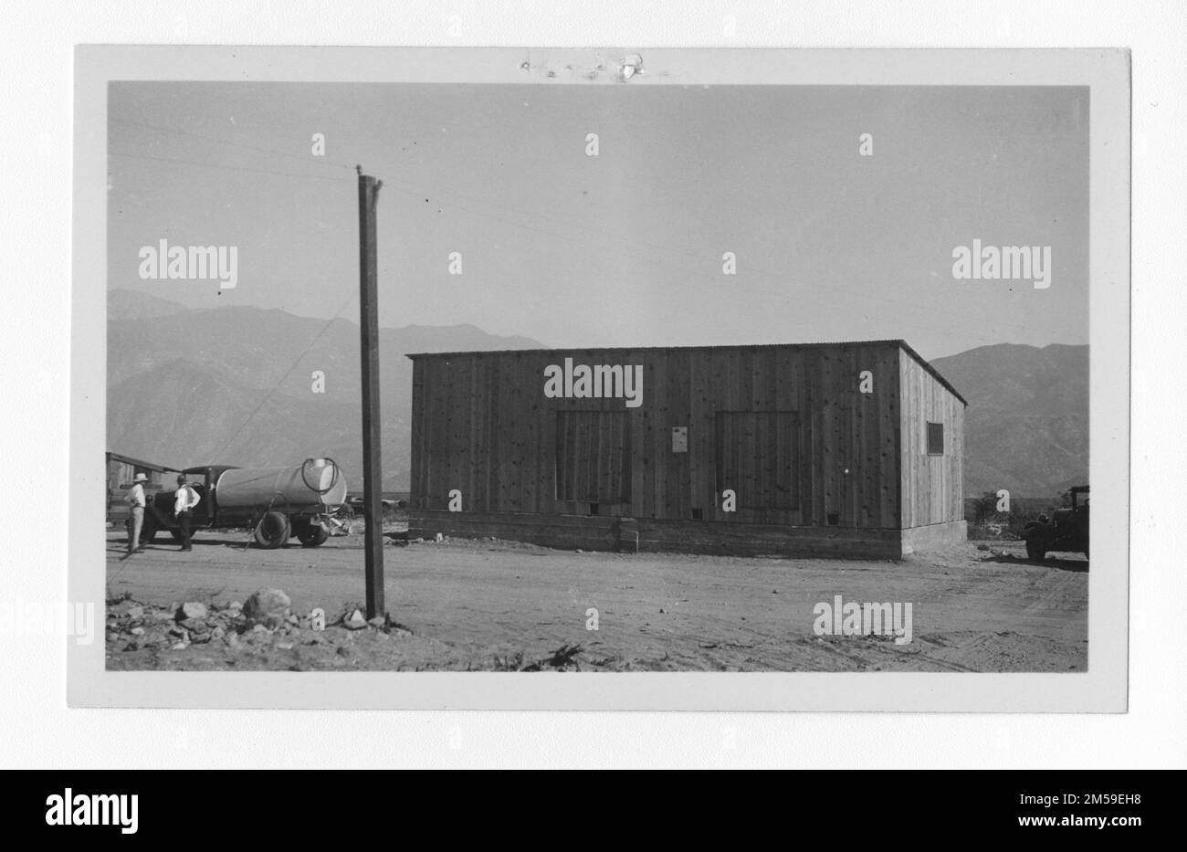 Légende originale: 'PWA - Morongo - vue de fruit House. Également arroseur de route.'. 1936 - 1942. Région du Pacifique (Riverside, CA). Impression photographique. Département de l'intérieur. Bureau des affaires indiennes. Agence de la mission. 11/15/1920-6/17/1946. Photographies Banque D'Images