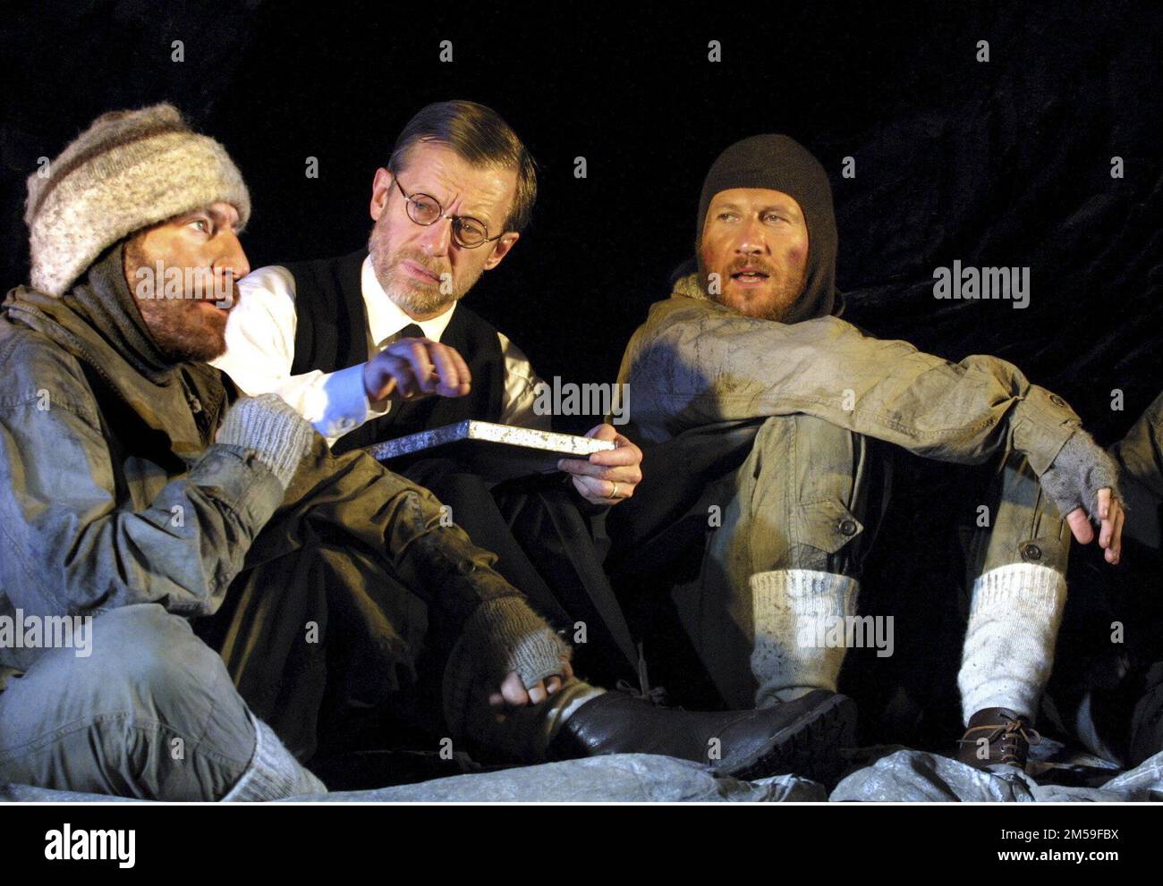 ANTARCTIQUE par David Young design: Rae Smith éclairage: Bruno poète directeur: Richard Rose l-r: Ronan Vibert (Levick), Stephen Boxer (Priestley), Mark Bazeley (Campbell) Savoy Theatre, Londres WC2 09/10/2001 Banque D'Images