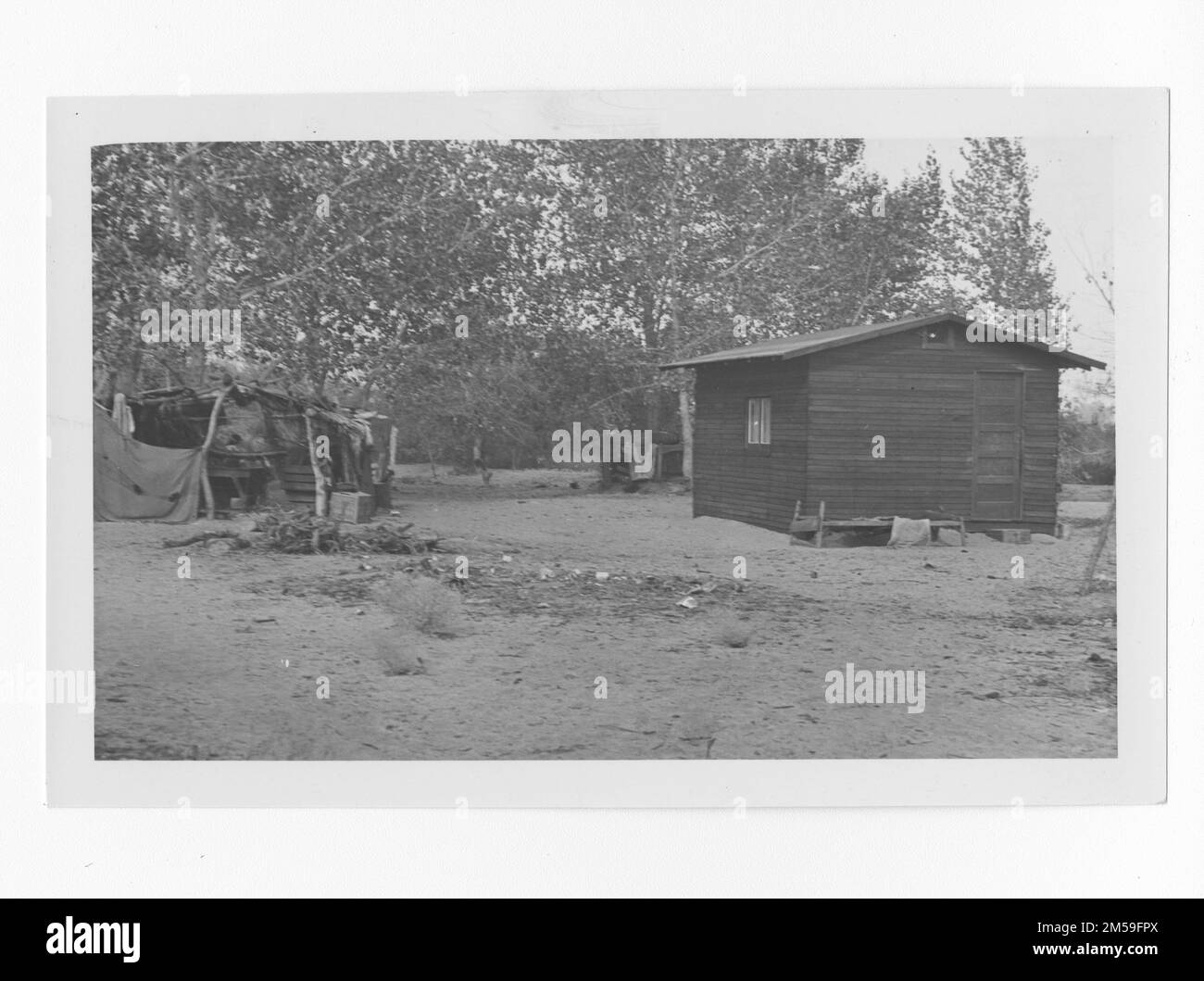 Légende originale: 'Torres-Martinez Reservation - Marie Guassic 1934 Dimensions 12' x 14' une pièce Chambre et salon combinés. Coût $80,00 Fonds tribaux. Travail de construction offert par les Indiens. 1936 - 1942. Région du Pacifique (Riverside, CA). Impression photographique. Département de l'intérieur. Bureau des affaires indiennes. Agence de la mission. 11/15/1920-6/17/1946. Photographies Banque D'Images