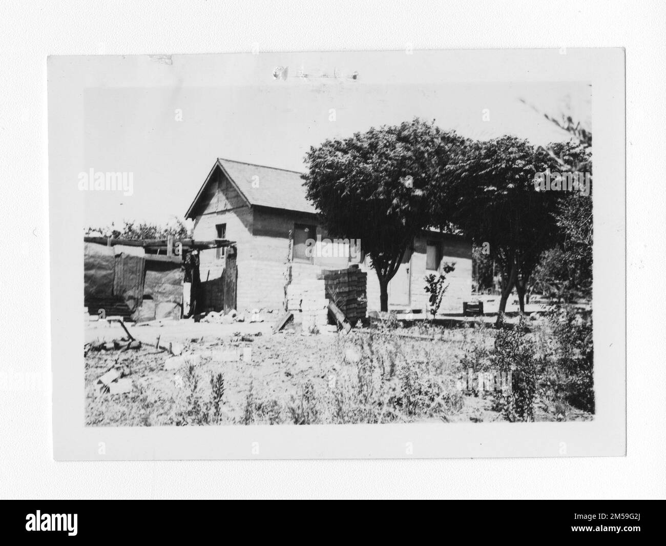 Légende originale: 'morongo. Frank Chia. maison en bloc de ciment de 2 pièces avec grande cheminée. L'argent remboursable (86,64 $) a été utilisé pour l'achat d'une partie du matériel. Le coût de la main-d'œuvre et des matériaux supplémentaires est estimé à $250, qui a été financé par Frank Chia.'. 1936 - 1942. Région du Pacifique (Riverside, CA). Impression photographique. Département de l'intérieur. Bureau des affaires indiennes. Agence de la mission. 11/15/1920-6/17/1946. Photographies Banque D'Images