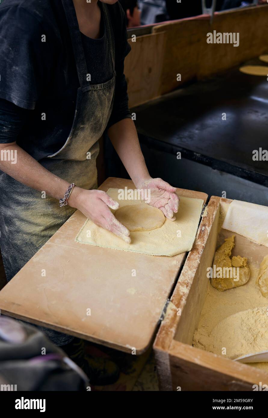 Les agriculteurs basques qui font des Talos (tortilla basque) dans la foire de Santo Tomas, le jour de Saint Thomas. Banque D'Images