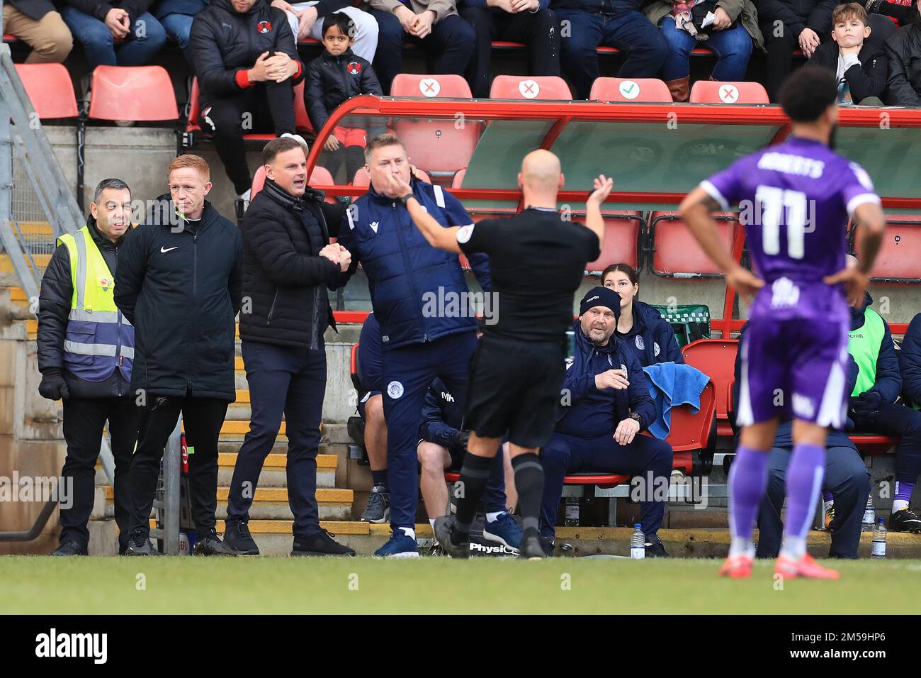 Londres, Royaume-Uni. 27th décembre 2022. Londres, Royaume-Uni. 27th décembre 2022. Arbitre, Charles Breakspear appelle à la paix entre le directeur de Leyton Orient, Richie Wellens, et le directeur adjoint de Stevenage FC, Paul Rayner, lors du match EFL Sky Bet League 2 entre Leyton Orient et Stevenage au Matchroom Stadium, Londres, Angleterre, le 27 décembre 2022. Photo de Carlton Myrie. Utilisation éditoriale uniquement, licence requise pour une utilisation commerciale. Aucune utilisation dans les Paris, les jeux ou les publications d'un seul club/ligue/joueur. Crédit : UK Sports pics Ltd/Alay Live News Banque D'Images