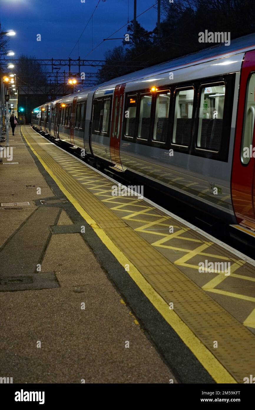 Un débarras solitaire du train à destination de Londres à Sawbridgeworth, dans le Hertfordshire. Banque D'Images