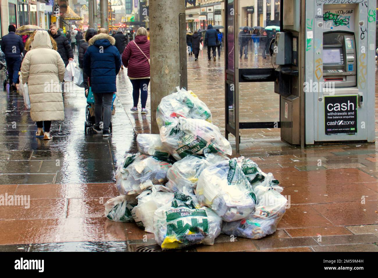 Glasgow, Écosse, Royaume-Uni 27th décembre 2022. Noël clair comme les travailleurs du conseil sac les rues poubelles et les poubelles débordent .. Crédit Gerard Ferry/Alay Live News Banque D'Images