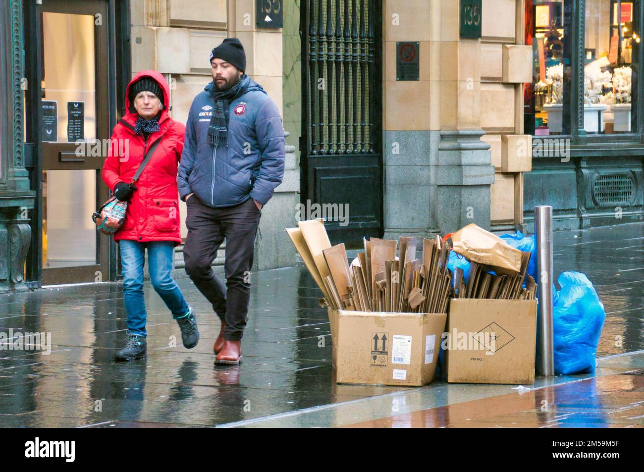Glasgow, Écosse, Royaume-Uni 27th décembre 2022. Noël clair comme les travailleurs du conseil sac les rues poubelles et les poubelles débordent .. Crédit Gerard Ferry/Alay Live News Banque D'Images