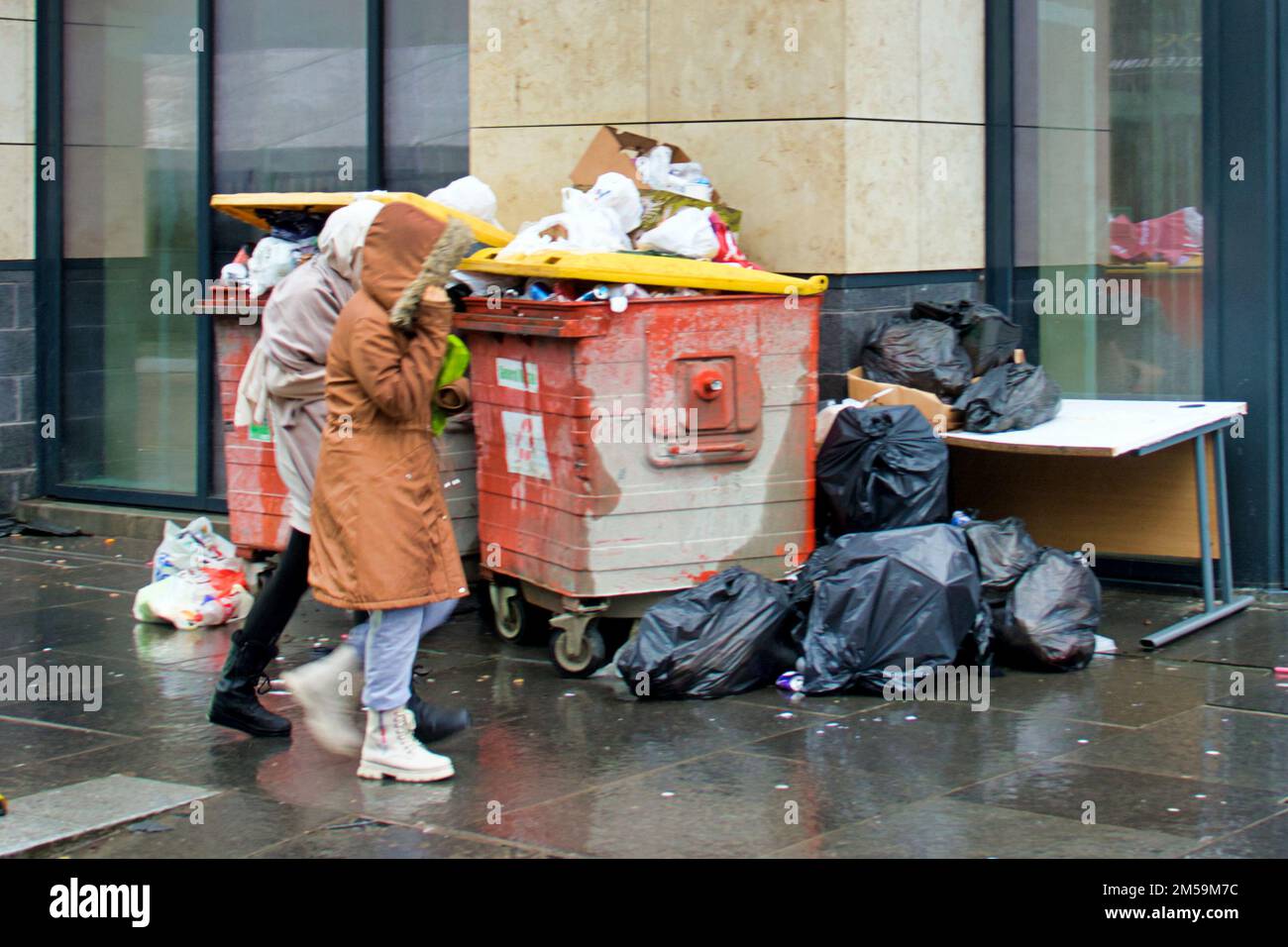 Glasgow, Écosse, Royaume-Uni 27th décembre 2022. Noël clair comme les travailleurs du conseil sac les rues poubelles et les poubelles débordent .. Crédit Gerard Ferry/Alay Live News Banque D'Images
