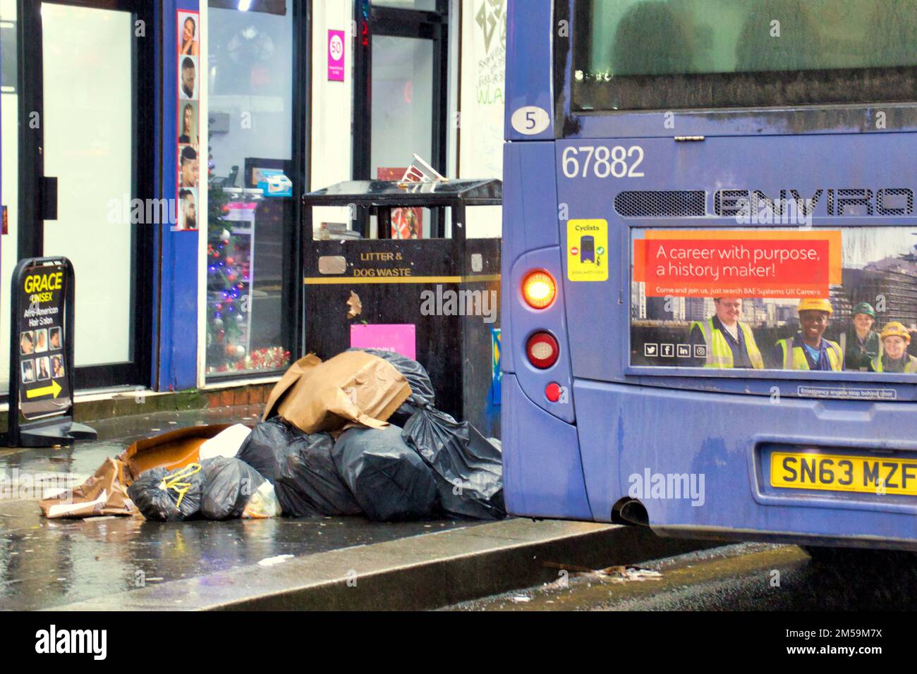 Glasgow, Écosse, Royaume-Uni 27th décembre 2022. Noël clair comme les travailleurs du conseil sac les rues poubelles et les poubelles débordent .. Crédit Gerard Ferry/Alay Live News Banque D'Images