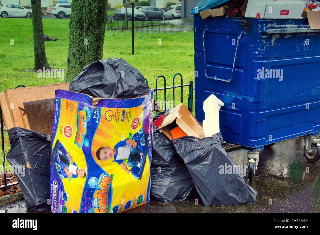 Glasgow, Écosse, Royaume-Uni 27th décembre 2022. Noël clair comme les travailleurs du conseil sac les rues poubelles et les poubelles débordent .. Crédit Gerard Ferry/Alay Live News Banque D'Images