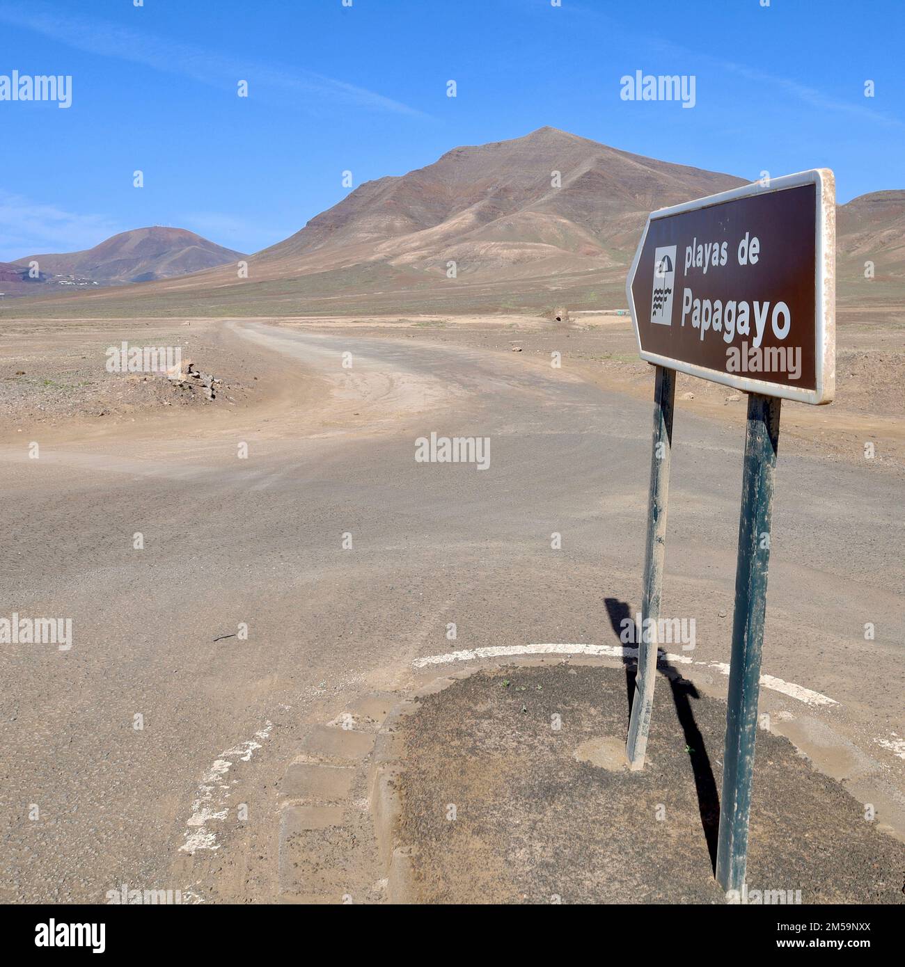 Un gros plan d'un panneau directionnel dans une zone de sable sec à Spaintranslation: Plages de Papagayo Banque D'Images