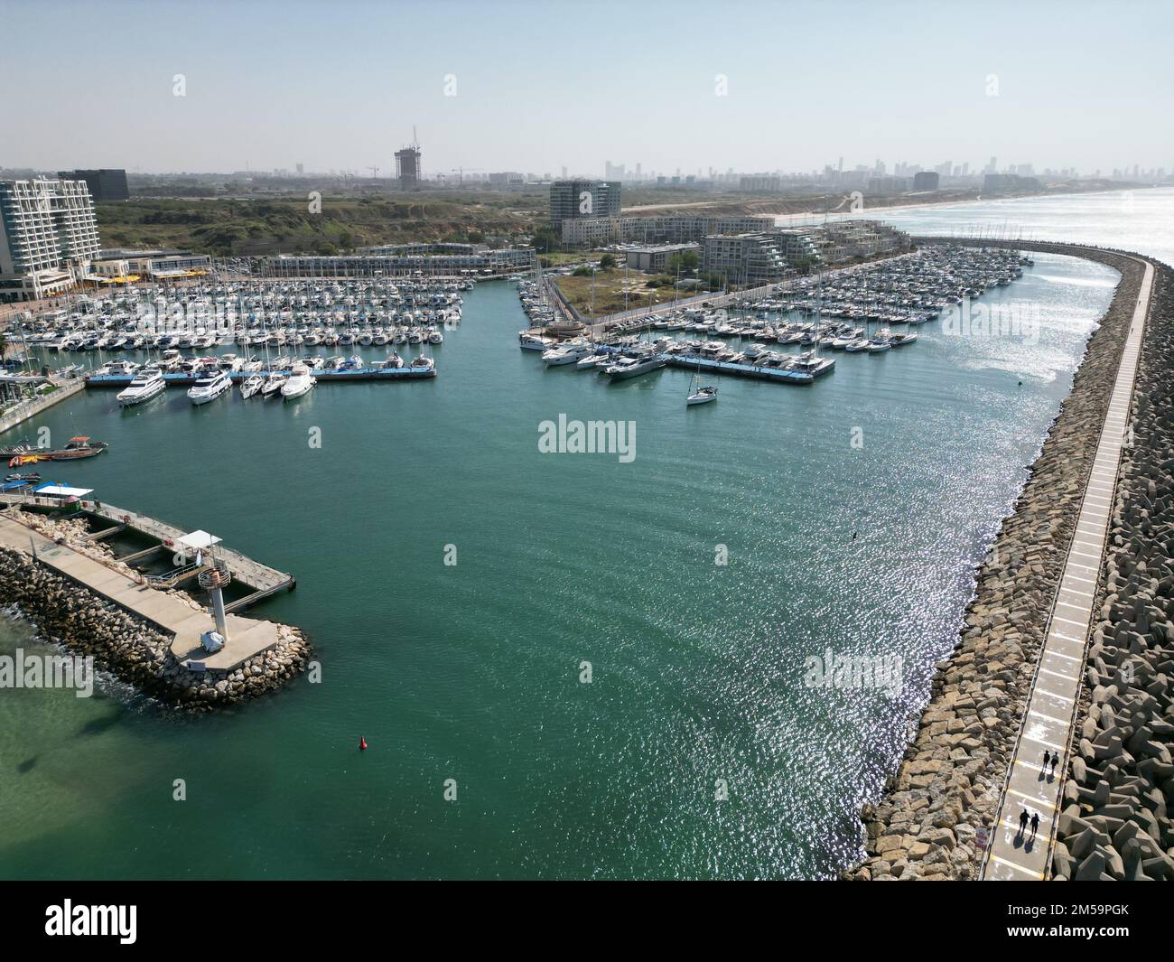Un port avec de nombreux navires amarrés et des bateaux par une journée ensoleillée Banque D'Images